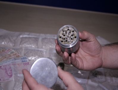 Esrarı Kevgirle Öğütmüşler