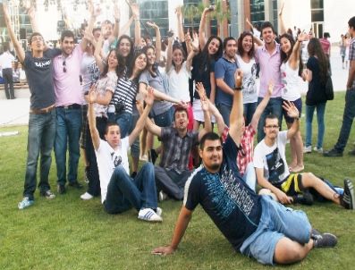 Gediz Üniversitesi Her İki Öğrencisinden Birisine Burs Veriyor