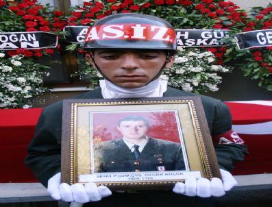 İzmir`deki Şehit Cenazesinde Gözyaşı Sel Oldu