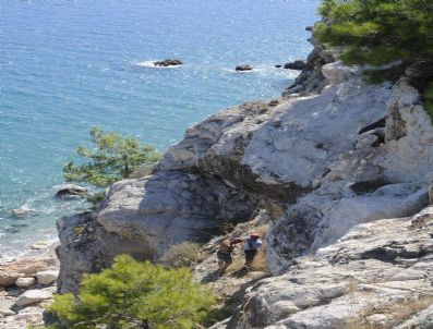 AKYARLAR - Kayalıklarda 3 Saat Mahsur Kalan Şahsı İtfaiye Kurtardı