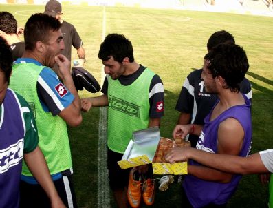 KıRŞEHIRSPOR - Kırşehirsporlu Taraftarlardan Futbolculara Baklavalı Moral