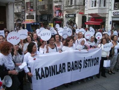 Savaş İstemediklerini Söyleyen Kadınlar Taksim’e Tülbent Bıraktı