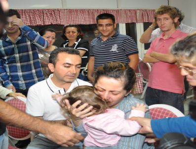TURGUT OĞUZ - Tahliye Edilen Bürokratlar Gözyaşlarıyla Karşılandı