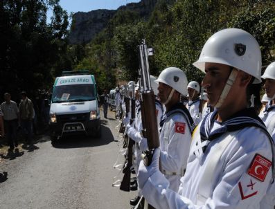 Tarsus Şehidini Uğurladı