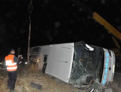 İBRAHIM BALCı - Yolcu otobüsü devrildi: 2 ölü