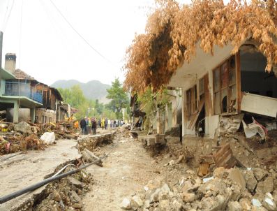 GEBIZ - Antalya`da Sel Bir Mahalleyi Yok Etti