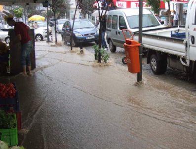 KAŞIF - Bandırma`da Sağanak Yağmur Etkili Oldu