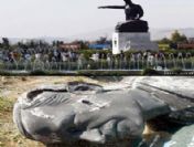Muhalifler Esad'a kızıp babasının heykelini yıktı