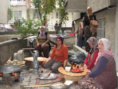 Ev Hanımlarından İmece Usulü Kış Hazırlığı