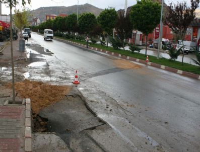 ALİ ÇETİNKAYA - Yollarda Oluşan Çukurlar Kazalara Davetiye Çıkardı