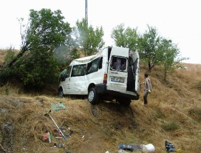Yozgat'ta minibüs şarampole yuvarlandı: 14 yaralı