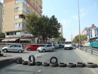 BATTAL İLGEZDI - Ana caddeyi kapattı Belediye açıklama yaptı