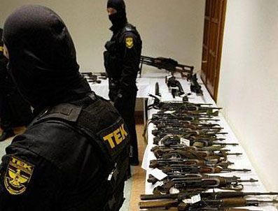 BRAD PİTT - Brad Pitt'in silahlarına el konuldu