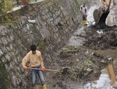 YAŞAR AKSANYAR - Eren Köyde Taşkın Önleme Kanalı İslah Ediliyor