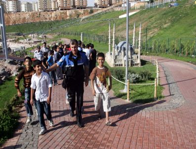 SÜLEYMAN OĞUZ - Göçle Gelen Çocukların Park Sevinci