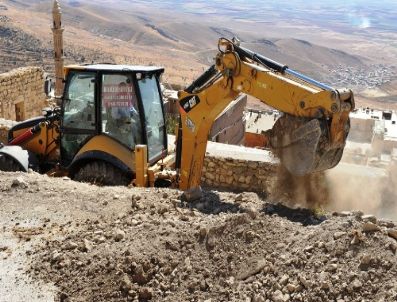 BEŞIR AYANOĞLU - Mardin Kalesi`nin Eteklerine İstinat Duvarı Yapılıyor