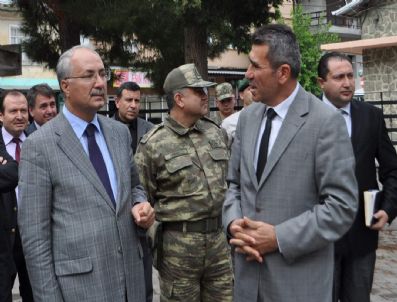 YALÇıN SEZGIN - Vali Daşöz, Demirci İlçesini Ziyaret Etti