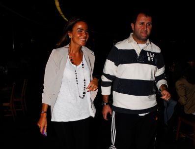 SINAN SERTER - Ünlü sunucu eşiyle görüntülendi