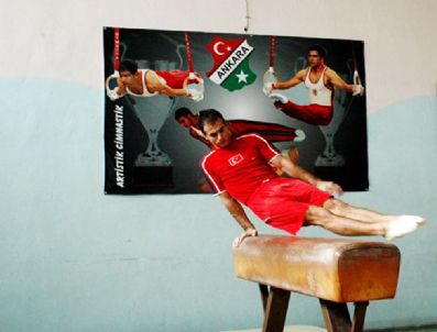 ÜMIT ŞAMILOĞLU - Aşil Tendonu Kopan Milli Jimnastikçi Şamiloğlu, Türkiye`ye Döndü