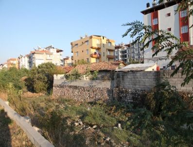 LÜTFÜ SAVAŞ - Dere Kenarlarına Yapılan Ruhsatsız Yapılar Yıkılıyor