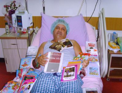 İzmirli Şovmen Hastane Odasında 950 Kitap Topladı