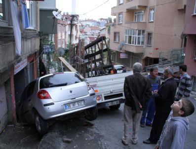 ÜNAL YıLDıRıM - Freni boşalan kamyonet 3 otomobili hurdaya çevirdi