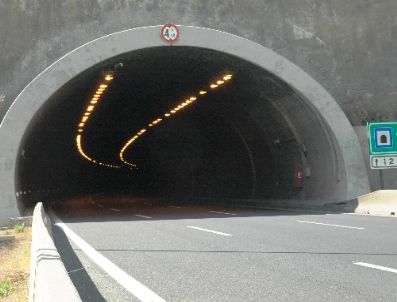 YUSUF YıLMAZ - Su Borusu Taşıyan Tır Tünelde Devrildi, Trafik Aksadı