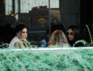 NEBAHAT ÇEHRE - Nebahat Çehre dostlarıyla yorgunluk attı