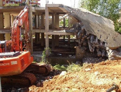 Belediye Başkanı Vekili Dereli, Sahibi Olduğu Ruhsatsız İnşaatı Yıktırdı