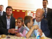 Bursaspor Teknik Direktörü Sağlam ve Vali Harput, Çocuklara Çörek ve Süt Dağıttı