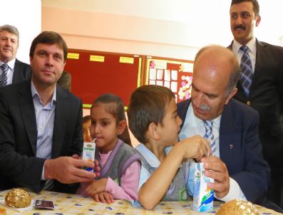 ATILLA GÜLSAR - Bursaspor Teknik Direktörü Sağlam ve Vali Harput, Çocuklara Çörek ve Süt Dağıttı