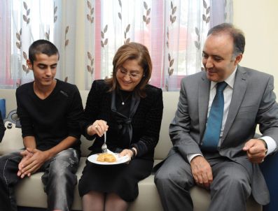 ALI YENER - Kimsesiz Çocuklardan Bakan Şahin`e Baklava İkramı