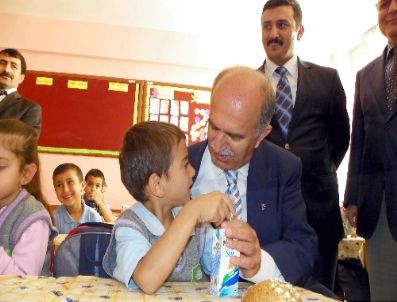 ATILLA GÜLSAR - Vali Harput ve Ertuğrul Sağlam Çocuklara Süt İçirdi