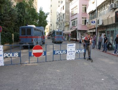 Adliye Arkasındaki Sokak Trafiğe Kapandı, Esnaf Vali Coş`tan Yardım İstedi