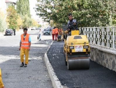 Aziziye Belediyesi, Kaldırımlara Desenli Asfalt Atıyor