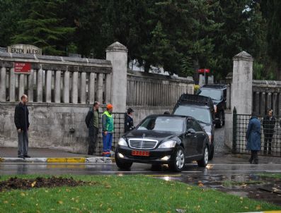 KARACAAHMET - Başbakan Erdoğan, Cuma Namazı Öncesi Annesinin Kabrini Ziyaret Etti