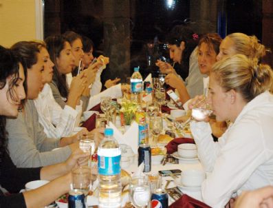 Basketbolcular Yemekte Buluştu