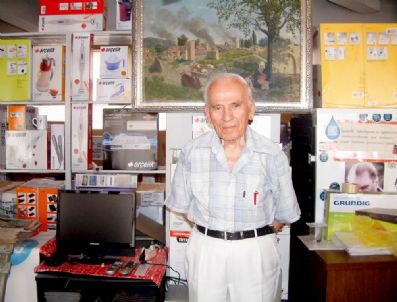 Bigadiç’in En Eski Esnafı 88 Yaşında