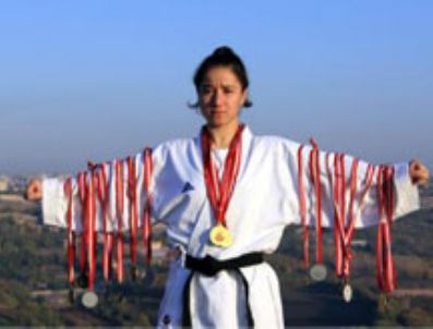 Genç Karateci Ayşe`nin Gözü Altın Madalya`da
