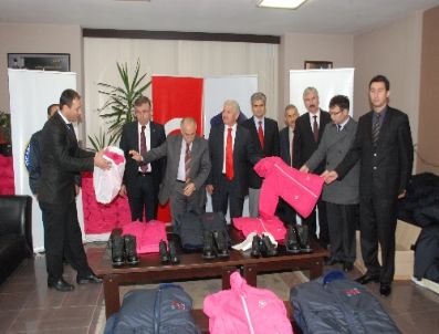 MEHMET GENÇ - İş Adamlarından Muhtaç Öğrencilere Bot ve Mont Yardımı