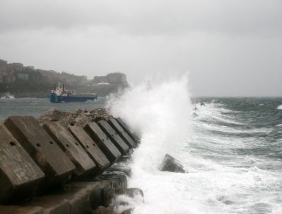 Karadeniz`deki Fırtınada Dev Dalgalar Oluştu