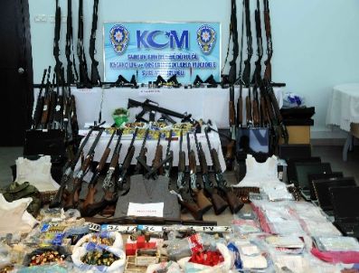 SAMSUN EMNIYET MÜDÜRÜ - Kurtlar Vadisi Hayranı Çetenin Ele Geçirilen Malzemeleri Görenleri Şaşırttı