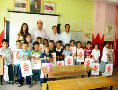 DÜNDAR CENGIZ - Öğrencilere Kırtasiye Paketleri Hediye Etti