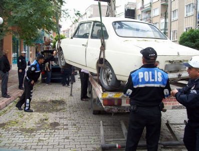 Toplum Destekli Polisler Hurda Otomobilleri Kaldırıyor