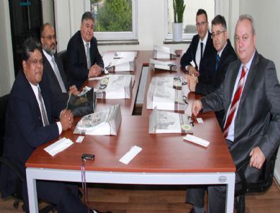 CERRAHPAŞA - Ümmül Kura Üniversitesi Heyetinden Cerrahpaşa`ya Ziyaret