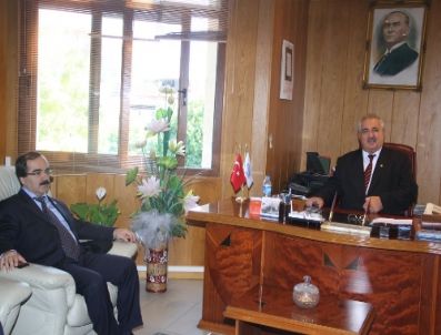 HAKKı DEVELI - Vali Coş, Müftü Canbolat`ı Ziyaret Etti