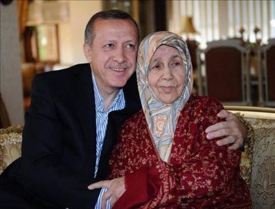 Başbakan Erdoğan annesi için Kuran okudu