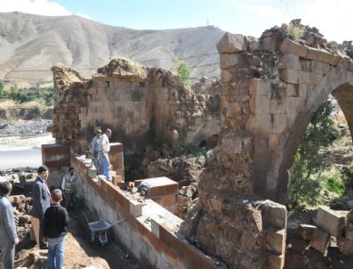 Bitlis`teki Tarihi Eserler Onarılıyor