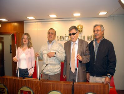 Görme Engelliler Kaldırımda Yürüyebilmek İstiyor