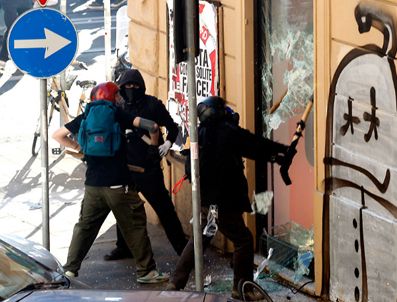 Binlerce kişi sokakları savaş alanına çevirdi